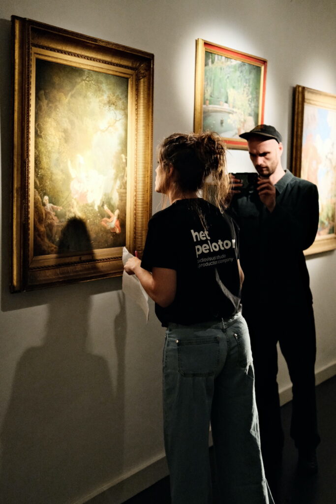 Crew begeleidt figuranten langs schilderijen in museumlocatie voor Club Brugge video