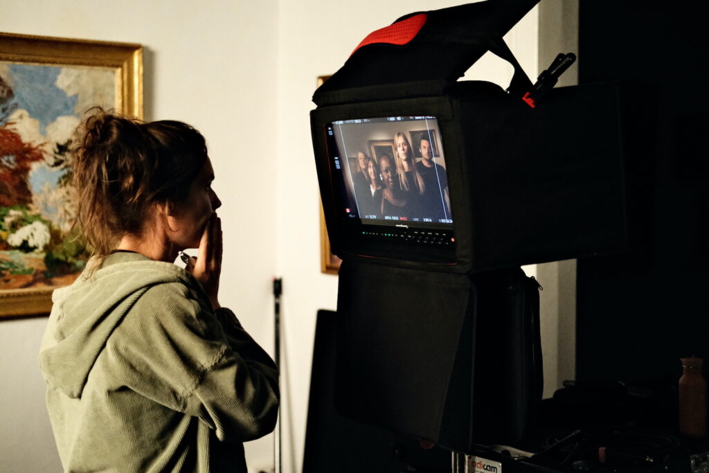 Karen Huysman filmt scène in donkere museumlocatie tijdens Club Brugge videoproductie
