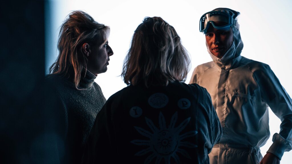 Regisseur en crew overlegen op de set van de witte Dastex studioproductie