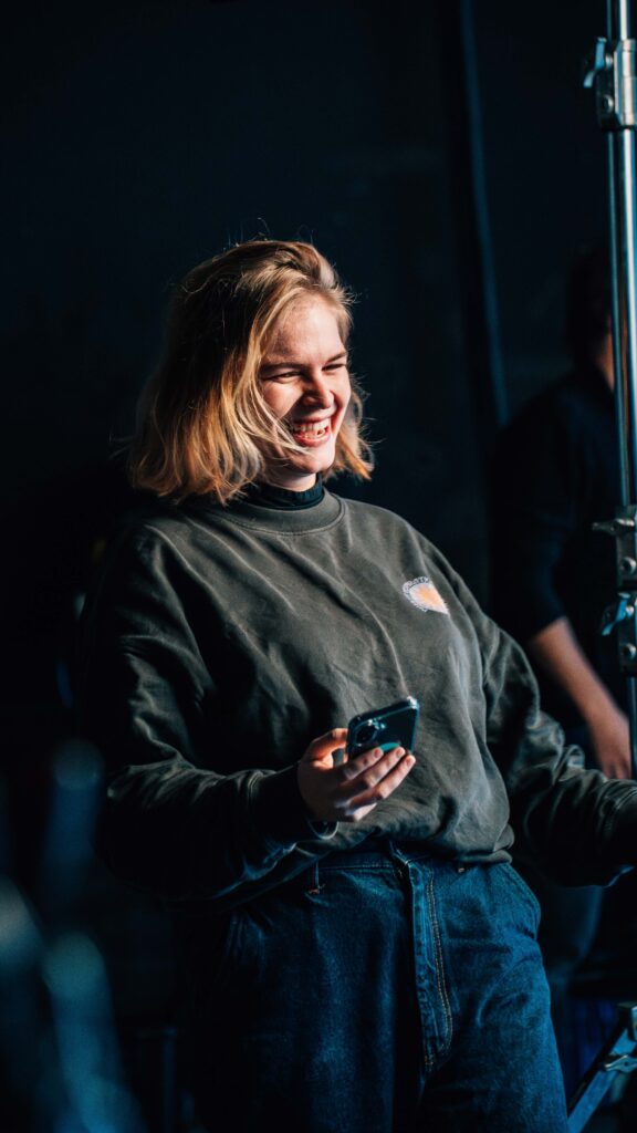 Producer Maxine Basstanie lacht op de set van de Dastex productvideo