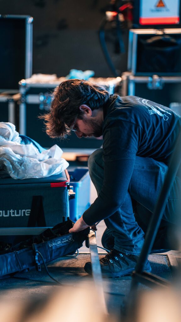 Gripper Nils De Smet werkt aan camerarig tijdens Dastex productvideo opnames