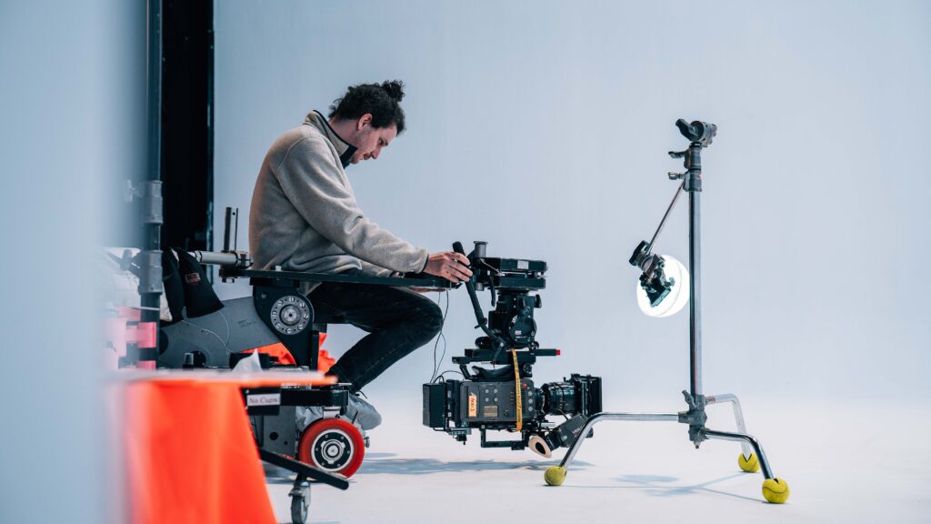 Focus puller Corneel Beernaert werkt met camerasysteem op wielen tijdens Dastex productvideo opnames