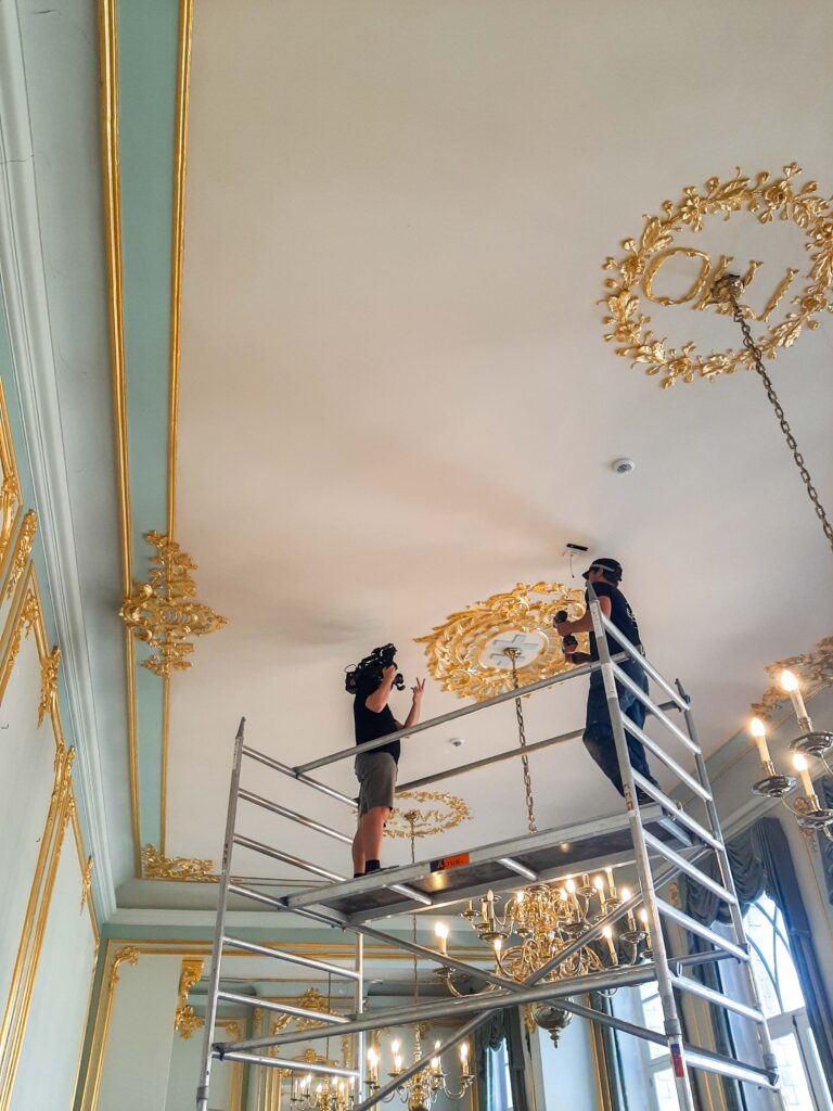Medewerkers overleggen in verlichte ruimte met groene en rode ballen, behind the scenes EEG