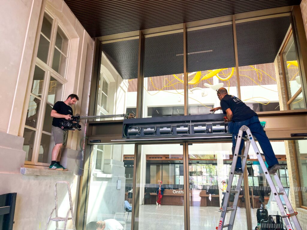 Regisseur en medewerker bespreken scène op locatie, behind the scenes EEG employer branding