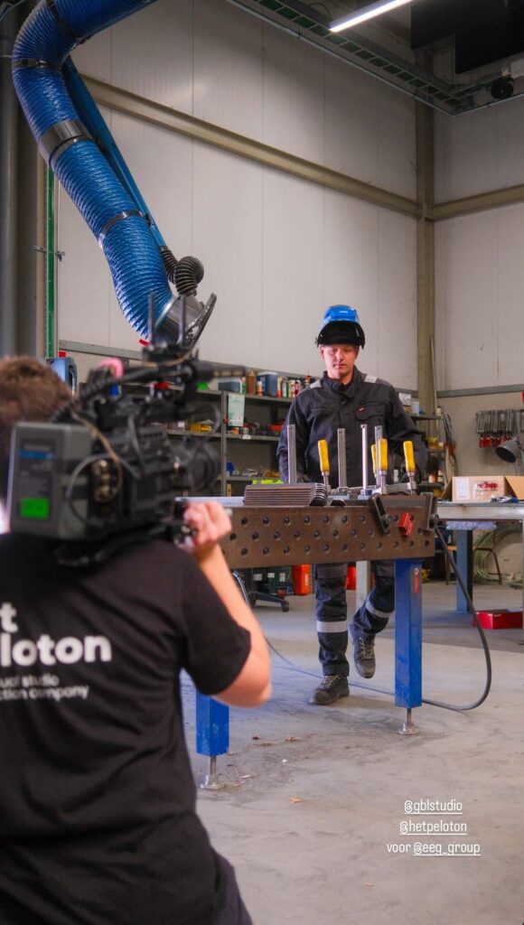 Cameraploeg werkt met groot industrieel materieel op locatie, behind the scenes EEG