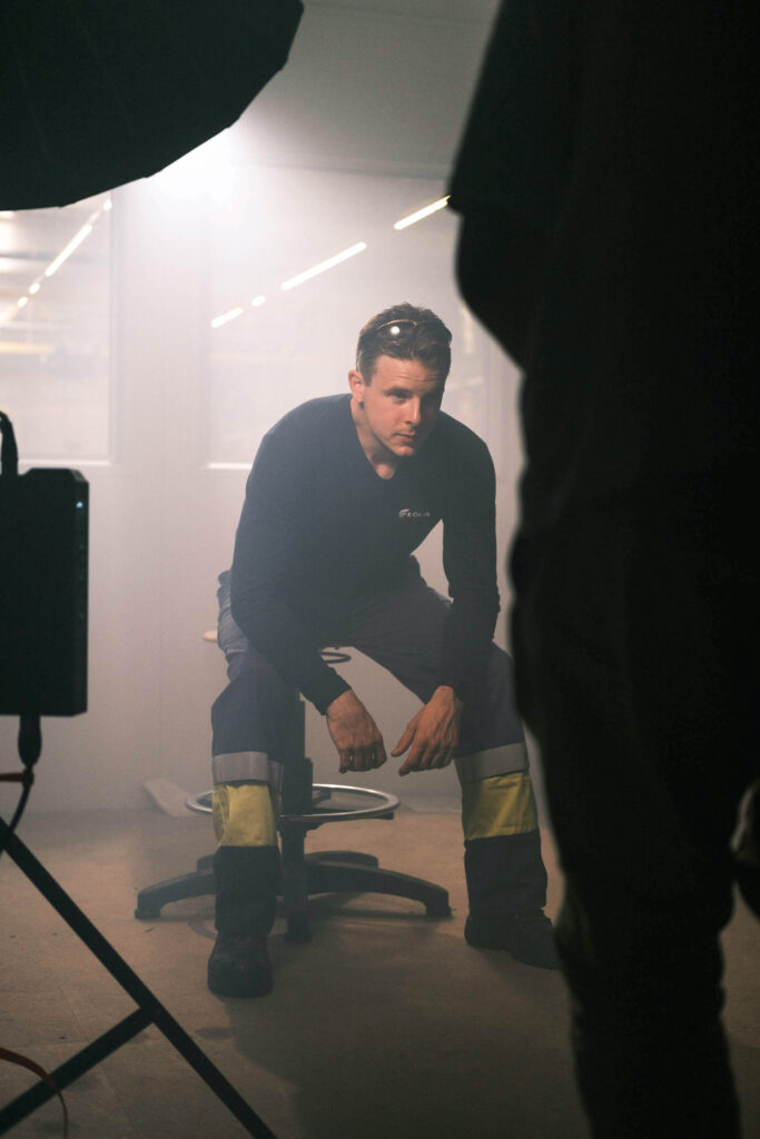 Cameraploeg zet verlichting op in industriële ruimte, behind the scenes Equans employer branding