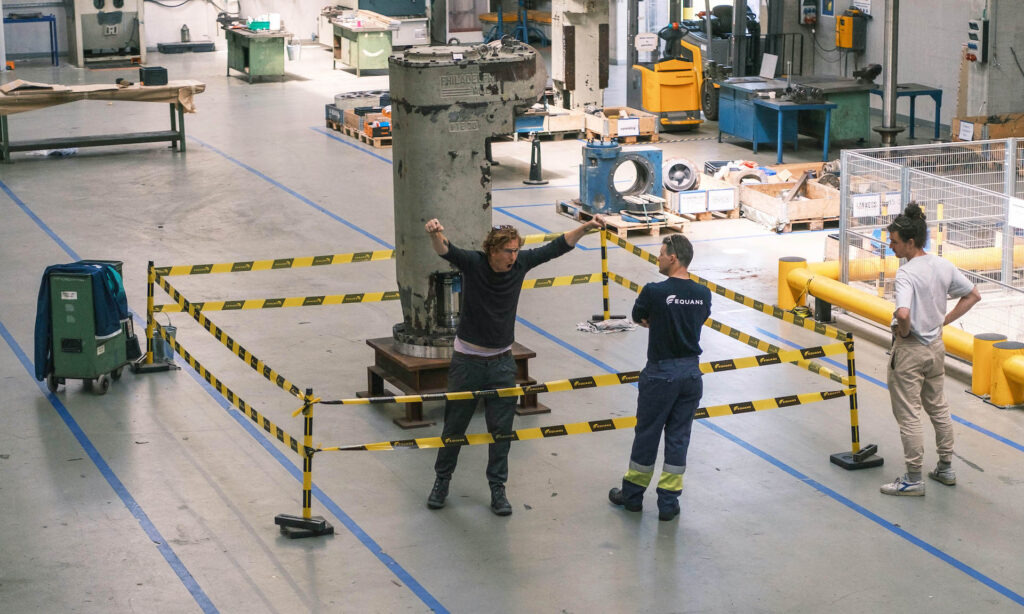 Cameraploeg filmt opstelling met industrieel materieel, behind the scenes Equans