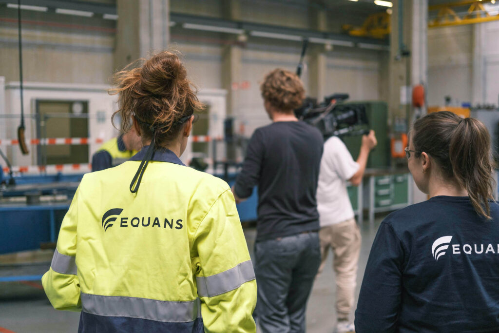 Equans medewerker in geel hesje staat klaar voor opname in fabriek