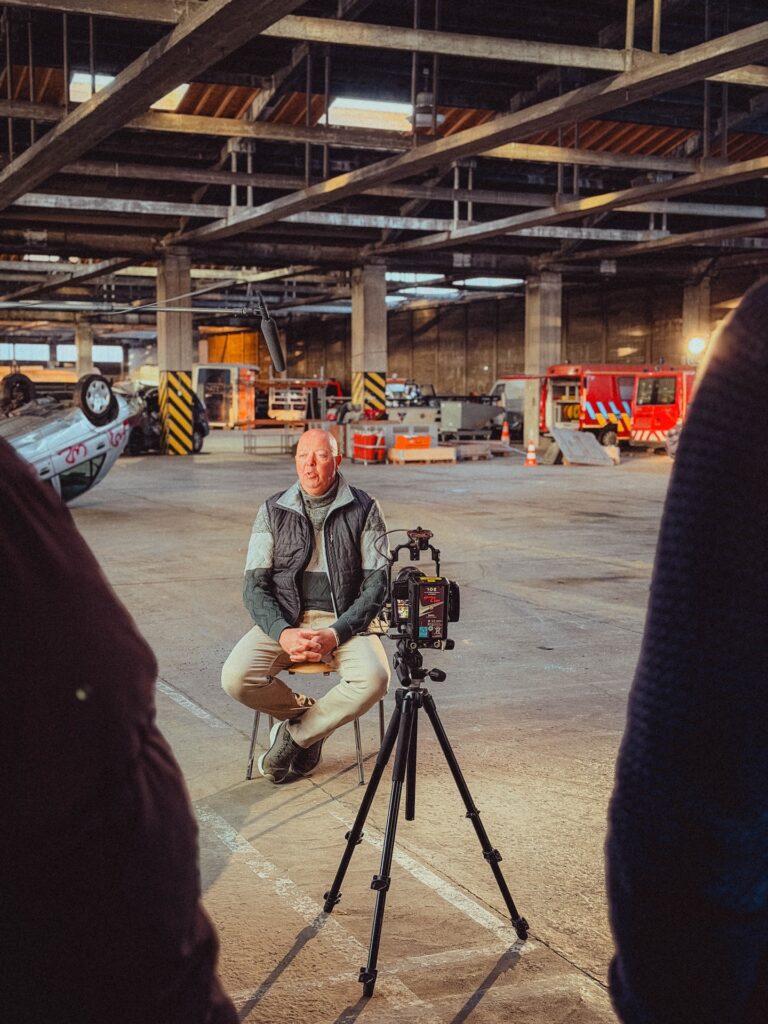 Interview opname in grote industriële ruimte, behind the scenes Europese Commissie
