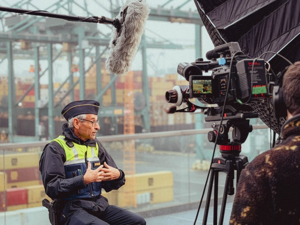 Cameraploeg filmt duanemedewerker op industriële locatie, behind the scenes Europese Commissie campagne