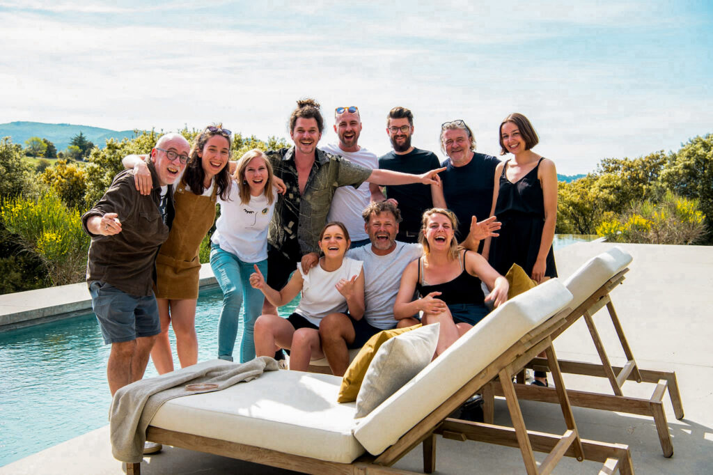 Groep crew en modellen poseren samen op premium locatie, behind the scenes Fiqa Textiles