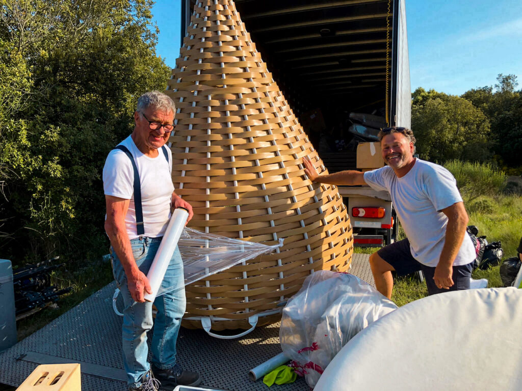 Regisseur en cameraman met crew op buitenlocatie, behind the scenes Fiqa Textiles