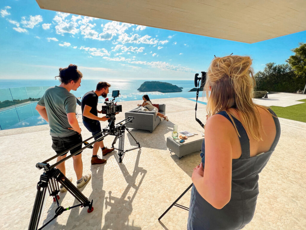 Cameraploeg met camera bij infinity pool op zonnige locatie, behind the scenes Fiqa Textiles