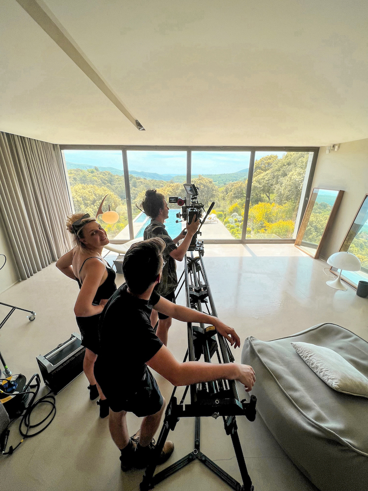 Cameraploeg filmt interieurscène in luxueuze villa, behind the scenes Fiqa Textiles