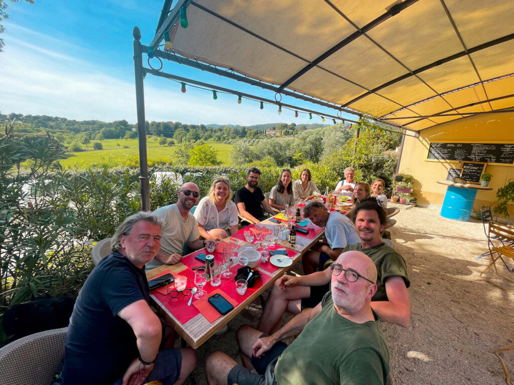 Crew werkt aan buitenopname op terras met wijds uitzicht, behind the scenes Fiqa Textiles