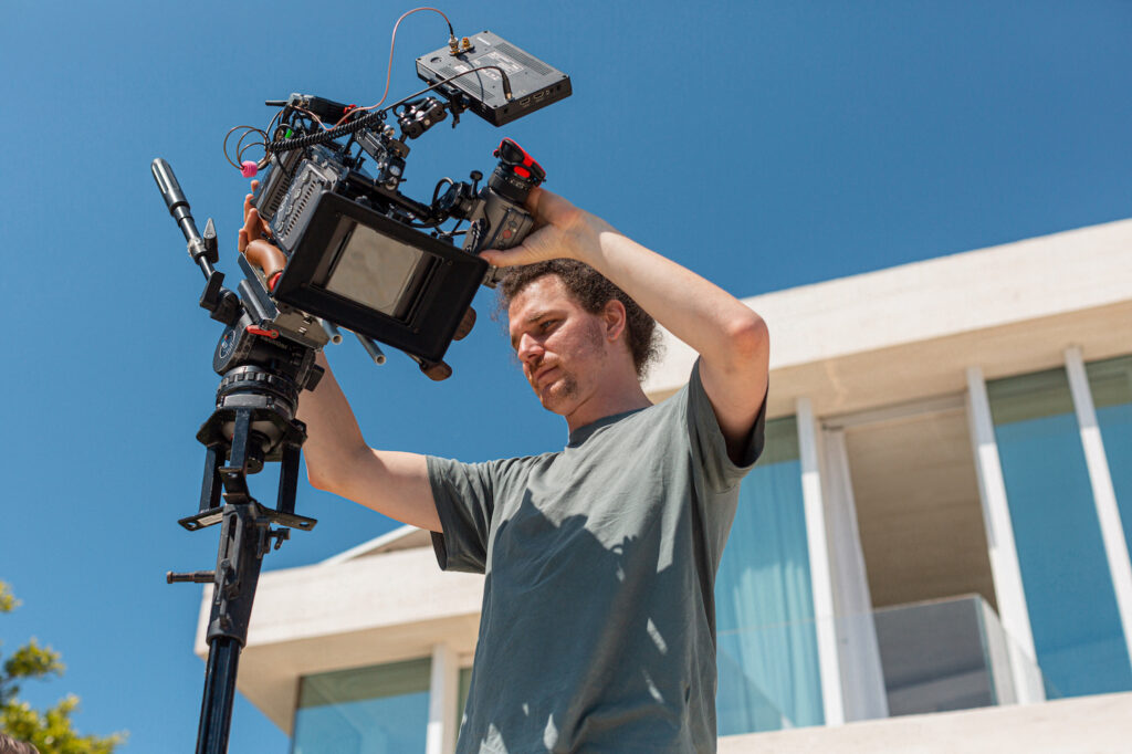 Cameraman richt camera op model op premium locatie, behind the scenes Fiqa Textiles