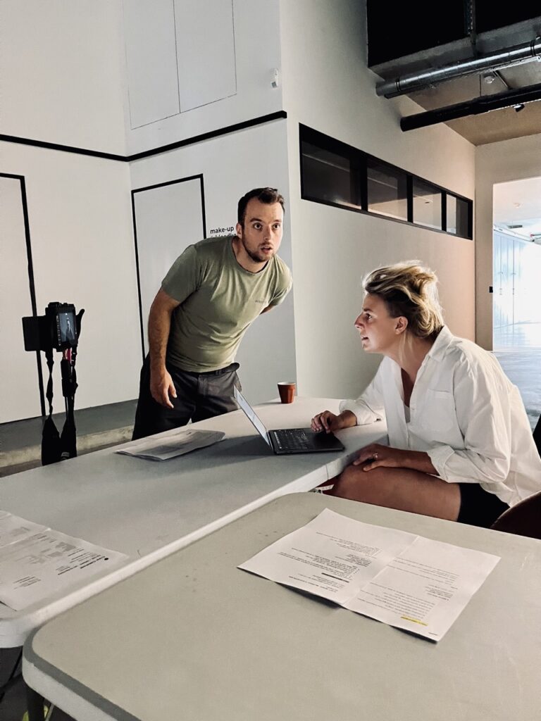 Regisseur en acteur bespreken script op witte studieset, behind the scenes Weber commercial