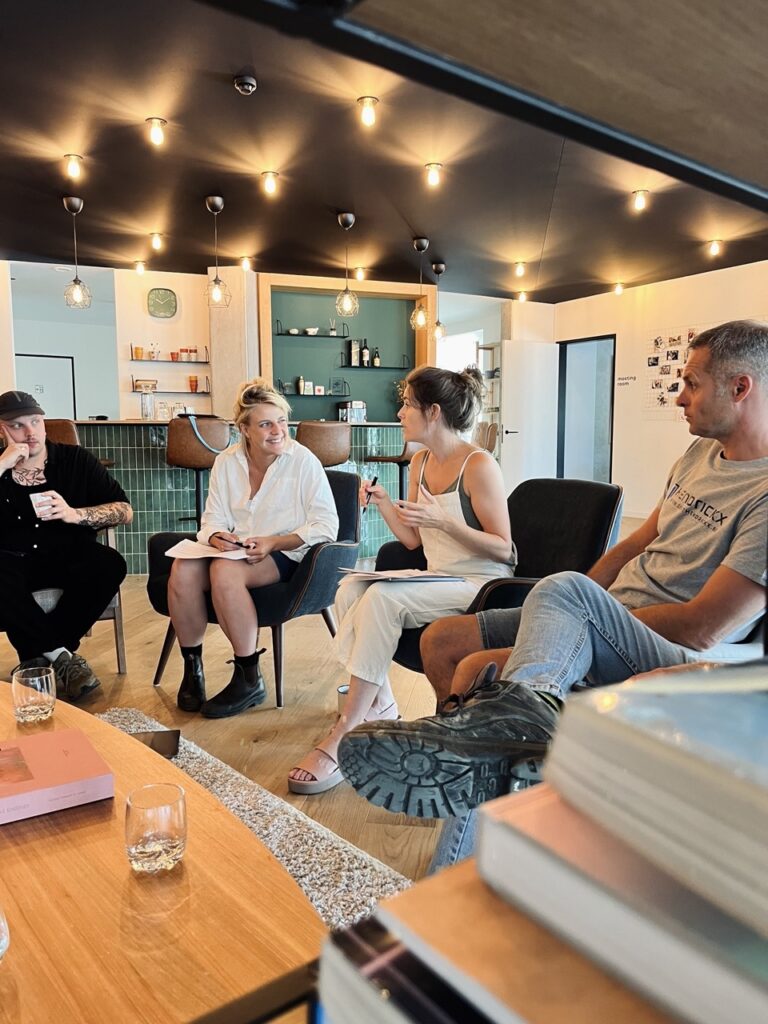Crew overlegt in sfeervolle ruimte tijdens opnames Weber commercial