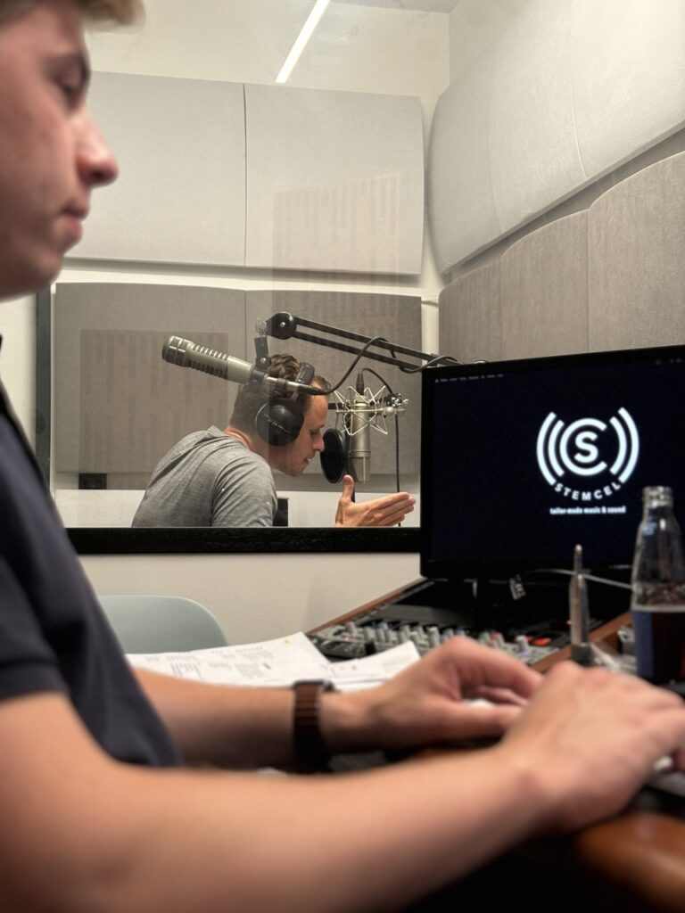 Close-up van handen die beelden bekijken op tablet tijdens opnames, behind the scenes Weber