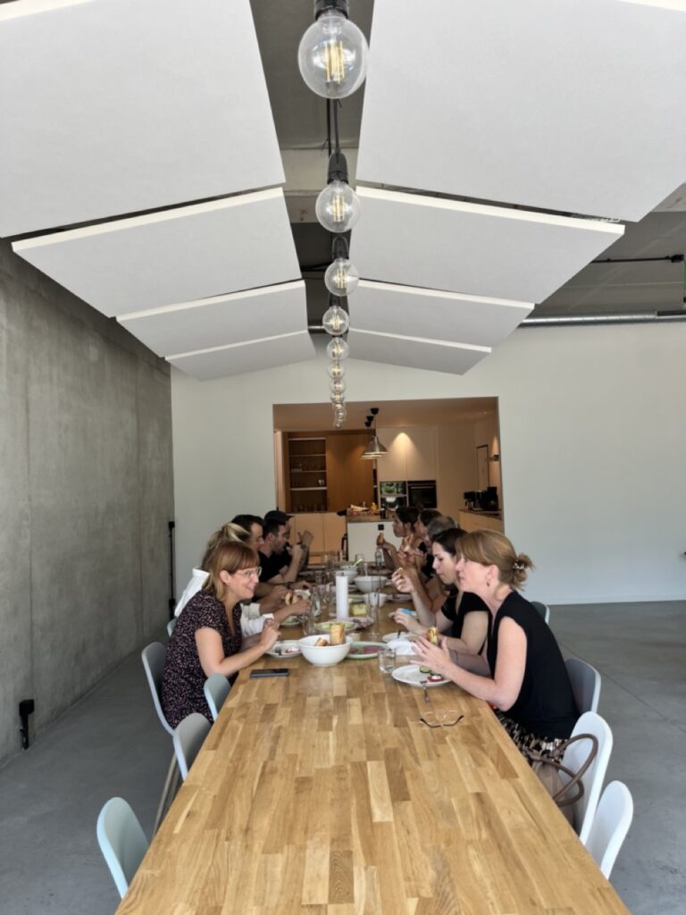 Heel Peloton team overlegt aan tafel op set, behind the scenes Weber commercial