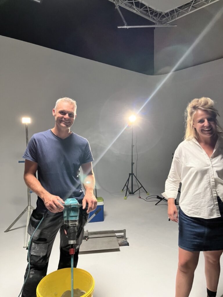 Acteur en regisseur staan klaar in verlichte studio, behind the scenes Weber commercial