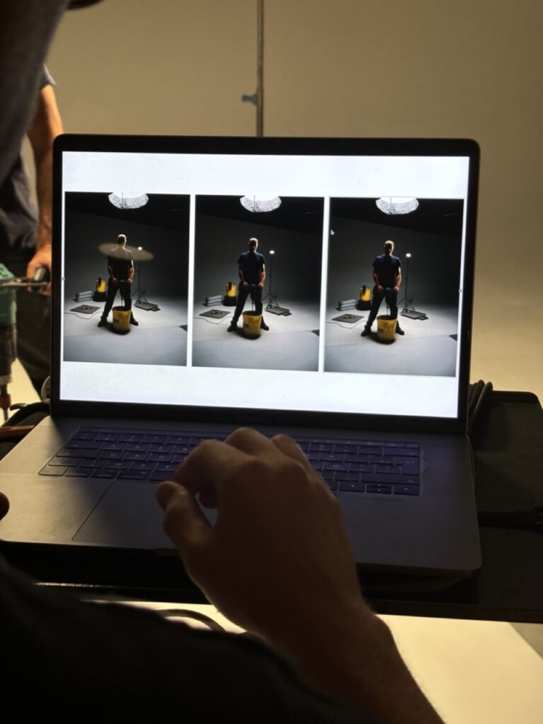 Cameraploeg bekijkt beelden op grote monitor in donkere studio, behind the scenes Weber