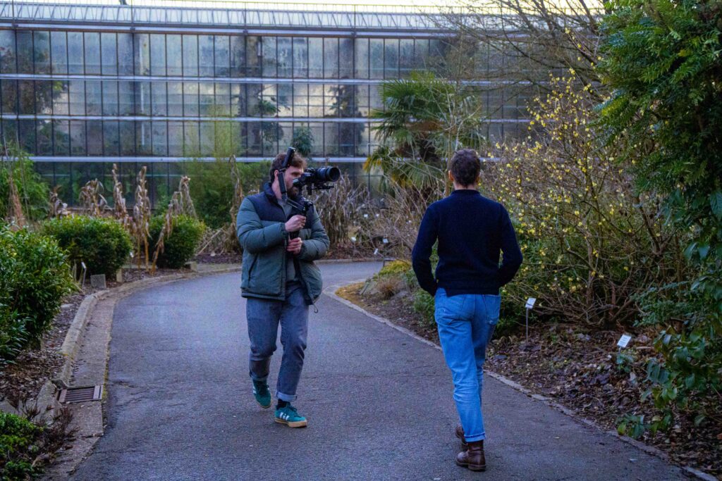Cameraman loopt met camera op pad bij het GUM-gebouw, behind the scenes