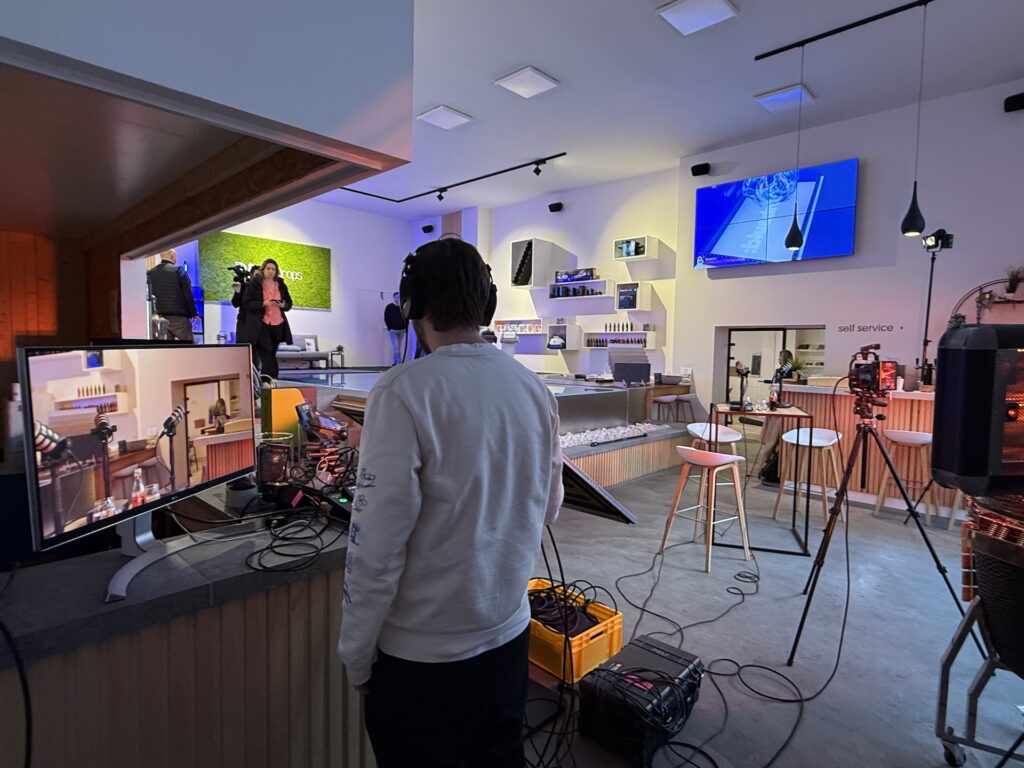 Geluidstechnicus Jari aan mengpaneel op de set van de Bluedrops videoproductie
