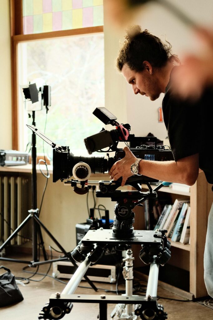 Cameraman korneel stelt focus scherp op de set van de Barco eindejaarsvideo