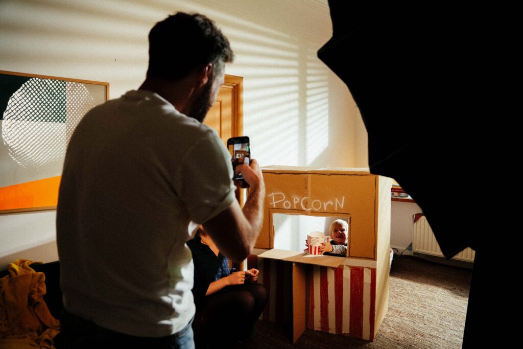 filmset met crew en figurant tijdens de Barco Cinema videoshoot