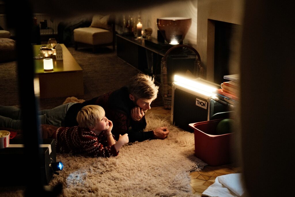 Beide acteurs tijdens de behind-the-scenes opnames voor Barco Cinema