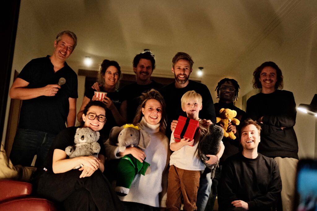 Groepsfoto van de volledige crew van de Barco end of year video 2025