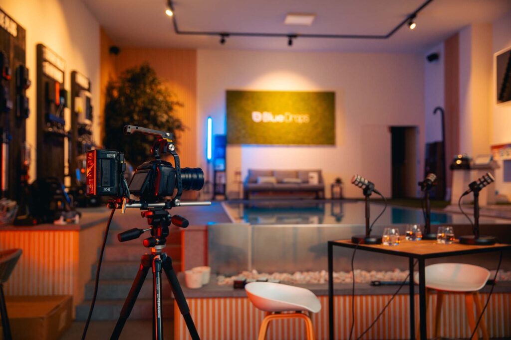 Totaaloverzicht van de filmset in de Bluedrops showroom met zwembad en studiolampen