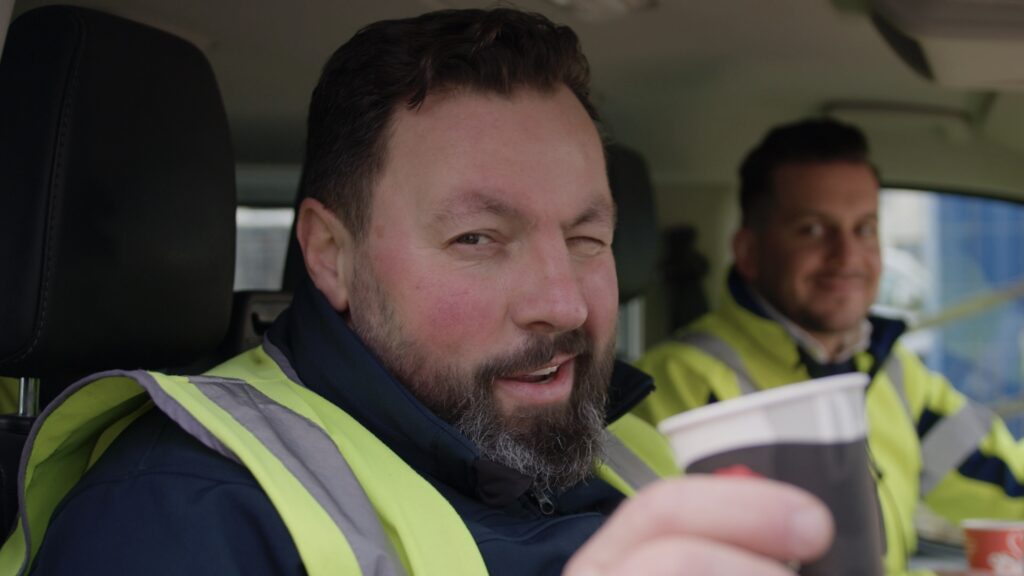 Close-up van mannelijke EEG medewerker in geel hesje, still uit employer branding video