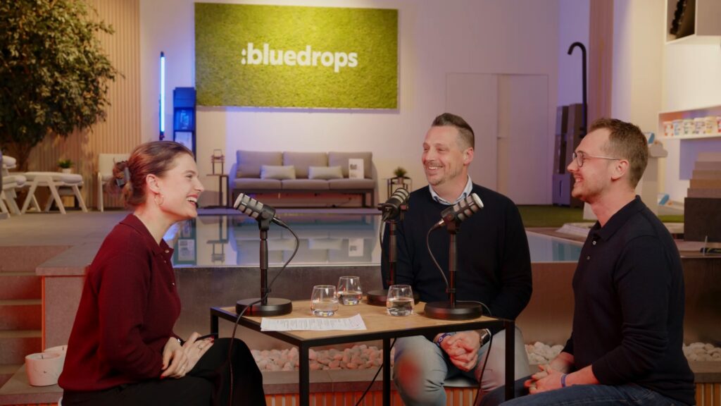 CEO aan tafel voor Bluedrops logo tijdens podcastopname met Het Peloton