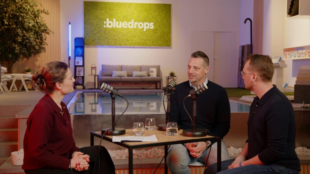 Totaaloverzicht van de podcastset met Bluedrops logo en gasten aan tafel