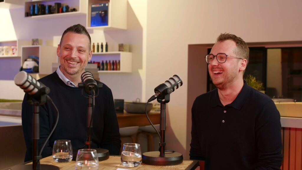 Host Dorien Leyers en CEO in gesprek voor microfoon tijdens Bluedrops podcastopname
