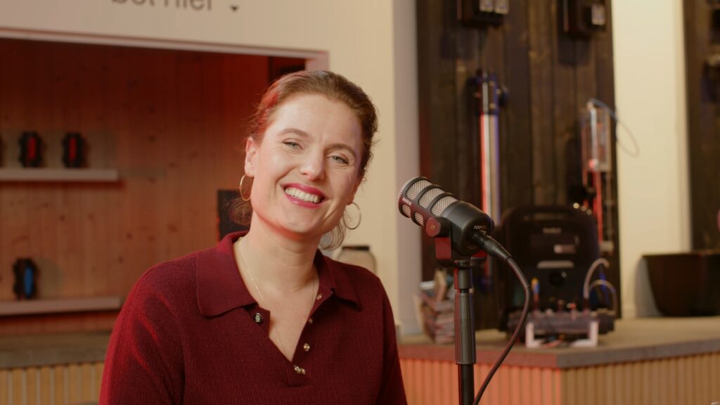 Host Dorien Leyers lacht tijdens de opname van de Bluedrops fusie podcast