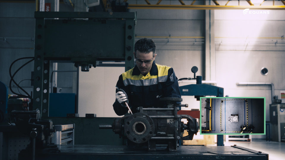 Medewerker bedient industriële machine in donkere werkplaats, Equans