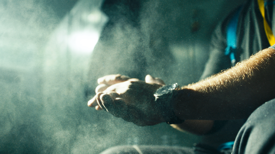Close-up van technische handeling op industrieel materiaal, Equans employer branding