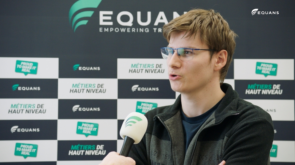 Equans medewerker en jonge kandidaat bij een promotiebord, still uit employer branding reeks
